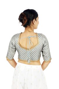 Blusa de Algodón Azul Bordada para Mujer con Cuello Redondo y Mangas Cortas para Usar en Festividades - Product Image 3