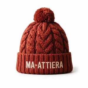 Bonnet en tricot torsadé orange rouille personnalisé avec pompon, bonnet d'hiver chaud à revers avec logo brodé - Product Image 1