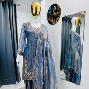 Conjunto de traje Farshi Palazzo de seda de diseñador con bordados elaborados y lentejuelas, es un atuendo étnico de primera calidad diseñado para usar en recepciones. - Product Image 2