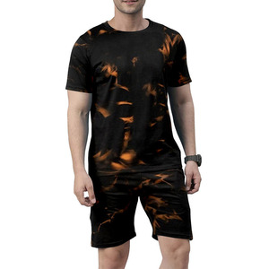 Conjunto de camiseta y pantalones cortos para hombre, atuendo moderno, tela ligera, ajuste cómodo, perfecto para el verano y viajes - Product Image 1