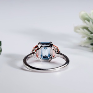 Anillo de Oro de Lujo con Diamante Azul Corte Esmeralda Cultivado en Laboratorio, Piedra Lateral Roja Tipo Cadillac, Multicolor, Vintage, para Compromiso o Boda, para Mujer - Product Image 2