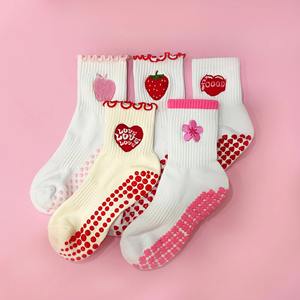 Calcetines de Pilates con Agarre y Logotipo Personalizado para Mujeres y Jóvenes, Antideslizantes, con Diseño de Corazón y Puntos, de Algodón, Color Rosa Pastel, Diseño de Frutas, Venta al Por Mayor - Product Image 1