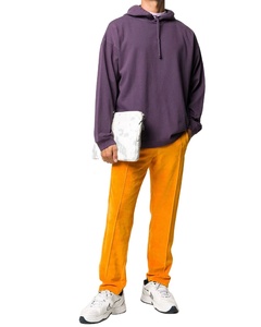 Pantalon de jogging personnalisé avec logo, coupe ample, style streetwear, bande latérale orange, bas à fermeture éclair, pantalon de survêtement en velours - Product Image 3