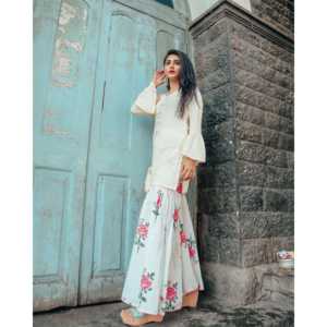 Ensemble Kurta brodé à la main en coton respirant et fibre de bambou pour femme, taille XS, avec magnifique pochette assortie - Product Image 4