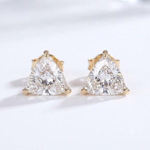 Boucles d'oreilles clous en diamant taillé en triangle, très populaires et élégantes, couleur DEF, clarté VVS, or jaune 14 carats, diamants de laboratoire - Product Image 2
