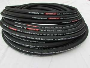 Bobina de cable de alimentación industrial exhibida en una moderna instalación de almacenamiento con estanterías organizadas y paletas. - Product Image 2