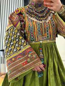 Vestidos de novia estilo afgano Kuchi, los más vendidos, con diseño de bordado simple y decoraciones de encaje con diamantes. - Product Image 2