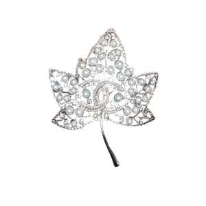 Broche de luxe en feuille d'argent avec perles et strass, élégante, pour revers, bijou de mode formel - Product Image 1