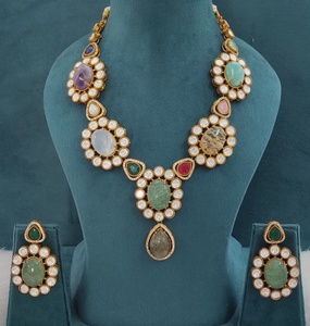 Collier de qualité supérieure avec de magnifiques boucles d'oreilles, pierres de luxe, allure élégante, idéal pour les tenues de soirée, convient aux tenues ethniques et occidentales. - Product Image 5