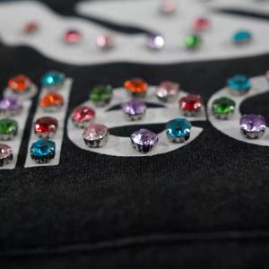 Ensemble de survêtement personnalisé pour homme - Sweat à capuche et pantalon de jogging coupe classique, impression sérigraphiée, détails en strass, vêtements de sport tendance - Product Image 5