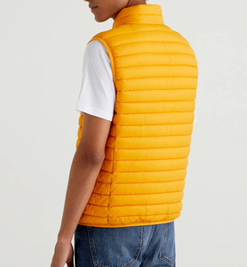เสื้อแจ็คเก็ตพัฟเฟอร์สีเหลืองล้วนสำหรับผู้ชาย ขายส่งแบบ OEM สำหรับฤดูหนาว ปรับแต่งผ้าได้ คอตั้ง แขนกุด เสื้อแจ็คเก็ตพัฟเฟอร์ผู้ชาย - Product Image 4