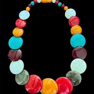 Collier artisanal en résine, Aura Radiante, Collier de perles en résine de luxe, Éclat Prisme, Collier de créateur en résine - Product Image 2