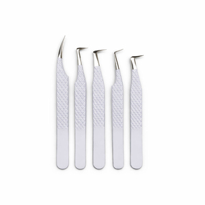 KAAMIR INSTRUMENTS Juego Profesional de 5 Pinzas para Extensión de Pestañas Blancas con Logotipo Personalizado, Agarre de Diamante, Acero Inoxidable, 90 Grados - Product Image 5