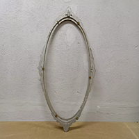 Le miroir métallique reflète la lumière avec une clarté remarquable, transformant les surfaces ordinaires en points lumineux.