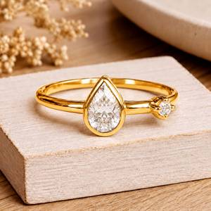 Anillo de Diamante de Laboratorio de Alta Calidad, Corte Pera, Engaste en Bisel, Delicado y Minimalista, de Platino y Oro, a Precio de Fábrica - Product Image 4