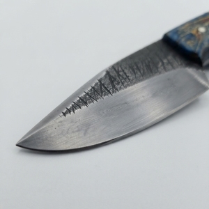 Couteau de chasse, de camping et de bushcraft à lame fixe en acier carbone, fait main sur mesure, avec manche en résine bleue, vente en gros - Product Image 3