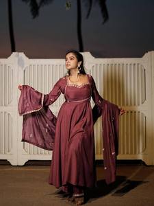 Salwar Kameez Anarkali color Borgoña con Bordado, Traje Tradicional Indio-Pakistaní para Bodas y Fiestas para Mujer - Product Image 2