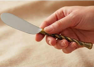 Juego de utensilios para queso de diseño moderno con mangos dorados, perfecto para restaurantes elegantes, hoteles y restaurantes. - Product Image 3
