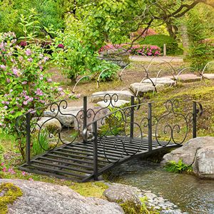 Ponte a piedistallo in metallo nero da 6FT con sponde di sicurezza per giardino, ponte da giardino per fiume, laghetto o torrente - Product Image 2