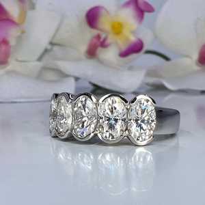 Bague de fiançailles tendance en argent sterling 925 avec cinq pierres, demi-alliance de mariage en moissanite VVS taille ovale 1,25 carats et alliance assortie - Product Image 4