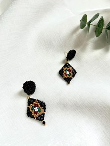 Conjunto de Collar y Pulsera con Cuentas Geométricas Étnicas para Mujer, Joyería Hecha a Mano con Patrones Coloridos, Base Negra, por UO - Product Image 5