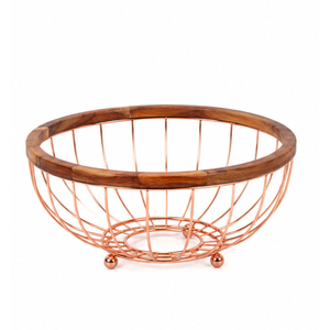 Corbeille à fruits moderne en fil métallique or rose avec bordure en bois d'acacia, bol de rangement en métal plaqué cuivre, centre de table pour comptoir de cuisine - Product Image 1