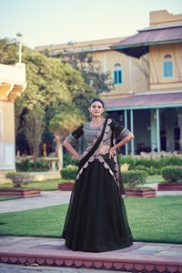Conjunto de Saree de Seda Satinada Negra con Blusa Pesada y Bordado de Lentejuelas Moti, Traje Indio para Bodas y Fiestas - Product Image 3