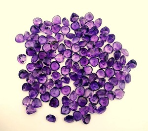 Piedras preciosas sueltas de amatista natural con corte en forma de corazón de 5 mm, piedra morada facetada para la fabricación de joyas, precio al por mayor, proveedor a granel, India. - Product Image 1
