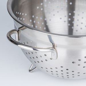 Colador de acero inoxidable de alta calidad que complementa la estética de cocinas modernas y tradicionales. - Product Image 2