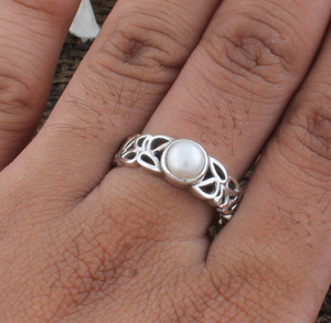 แหวนมุกน้ำจืดธรรมชาติสุดหรู เงินแท้ 925 มุกขาวเกรด AAA เงางาม แหวนหมั้นสำหรับผู้หญิง เครื่องประดับชั้นดี - Product Image 4