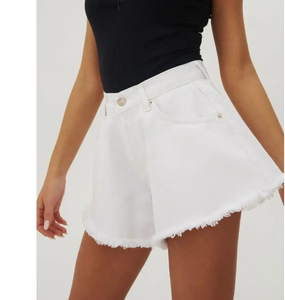 Shorts pour femmes coupe ample, ourlet effiloché, style boyfriend, décontracté d'été, en tissu de coton délavé - Product Image 4