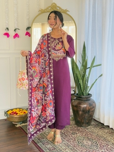 Conjunto de Kurti de Viscosa Chanderi Color Vino para Mujer, con Pantalón de Viscosa Chanderi y Dupatta de Seda Chanderi, Superventas - Product Image 3