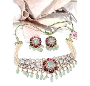 Magnifique ensemble collier et boucles d'oreilles plaqué or de qualité supérieure, design classique, pour femme, idéal pour les mariages et les événements. - Product Image 3