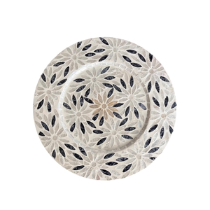 Assiette de présentation ronde en bois avec incrustation de nacre, mosaïque florale de coquillages, faite à la main, pour fêtes et dîners élégants - Product Image 1