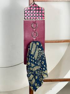 Support mural en cuir véritable à carreaux, style western, pour foulards et chiffons, avec anneaux en laiton, collection Super Septembre 2026 - Product Image 4