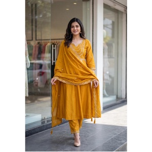 Conjunto Premium de Kurti, Pantalón y Dupatta de Seda Romana con Bordado Codificado, 3 Piezas - Product Image 1