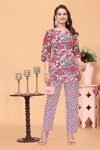 Conjunto de Dos Piezas para Mujer, Estampado Mágico, Tela Ecológica, Cuello Redondo, Color Rosa, Ropa de Verano Moderna, Kiran Nexus, Tallas S a 3XL, Venta al Por Mayor - Product Image 3