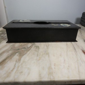 Caja de pañuelos metálica pintada con opción de montaje en pared, negra con flores pintadas - de una finca inglesa - Product Image 2