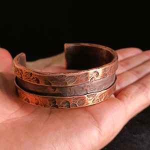 Brazalete de cobre martillado, brazalete abierto pesado, estilo vikingo rústico, brazalete de cobre puro, regalo de 7.º aniversario, brazalete para artritis - Product Image 6