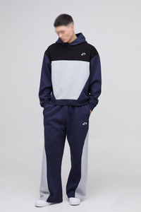 Survêtement Homme Personnalisé en Coton Molletonné Lourd, Coupe Droite, Deux Pièces (Haut à Capuche et Pantalon) avec Blocs de Couleurs, OEM - Product Image 4