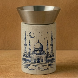 Quemador de incienso con estampado de mezquita, plato plateado cepillado con base de cilindro de lino, presenta un elegante diseño índigo de minaretes bajo una luna creciente. - Product Image 1