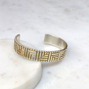 Bracelet manchette géométrique bicolore en laiton et argent – Bracelet jonc gravé à la main avec motif clé grecque et labyrinthe - Product Image 4