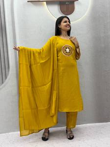 Traje amarillo hasta el tobillo para mujer con detalles dorados, estilo tradicional indio-pakistaní, corte regular, algodón, ropa informal. - Product Image 3
