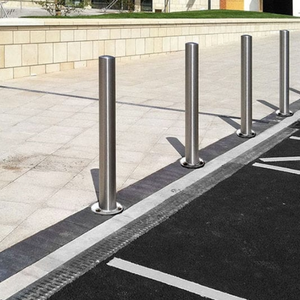 Bolardo de Seguridad de Acero Inoxidable de Grado Comercial para la Gestión del Acceso de Vehículos en Exteriores - Product Image 1