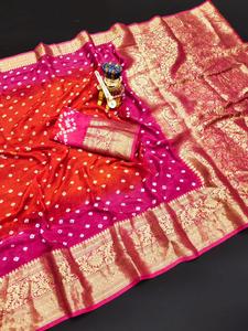 Sari de Seda Kanjivaram Estilo Puro con Patrón Bandhani Hecho a Mano, Pallu Rico y Borde Dorado Zari, Sari Étnico de Diseñador para Mujer - Product Image 4