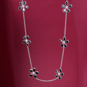 Collier tendance en émail argenté avec fleur, chaîne florale en émail noir pour femme, bijou simple et élégant pour le quotidien, cadeau pour elle, vente en gros - Product Image 2