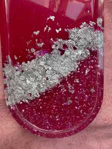 Plateau en résine rose translucide avec accents de feuilles d'argent et paillettes, plateau à bijoux ovale en résine - Product Image 2