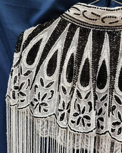 Cape de mariée noire et blanche perlée à la main, avec longues franges et pompons, châle d'épaule orné pour mariage, vente en gros, fournisseur OEM pour femmes - Product Image 3