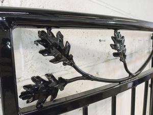Balustrade de balcon traditionnelle en fer forgé à fixer au mur ; résistante à la rouille, facile à assembler, avec un design supérieur stylisé. - Product Image 5