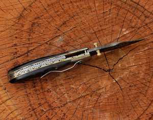 Cuchillo Plegable de Acero de Damasco SHARP POINT TRADES con Hoja de Borde Recto, Apertura con Perilla, Mango de Madera, Diseño Artístico, OEM - Product Image 5